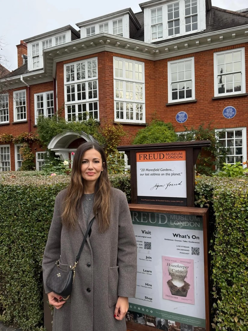 Naz Töz, Londra'daki Freud Müzesi'nin önünde